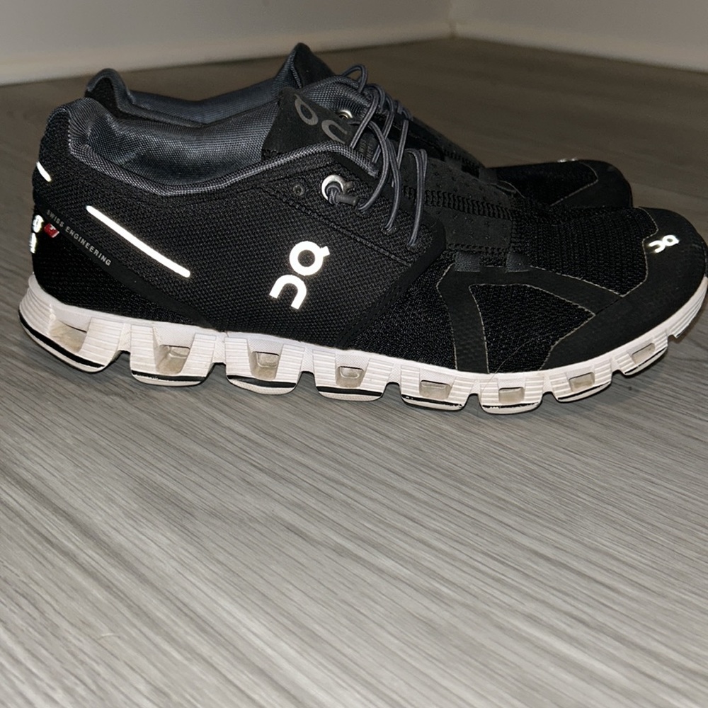 Oncloud size 8.5 black and white, gently used